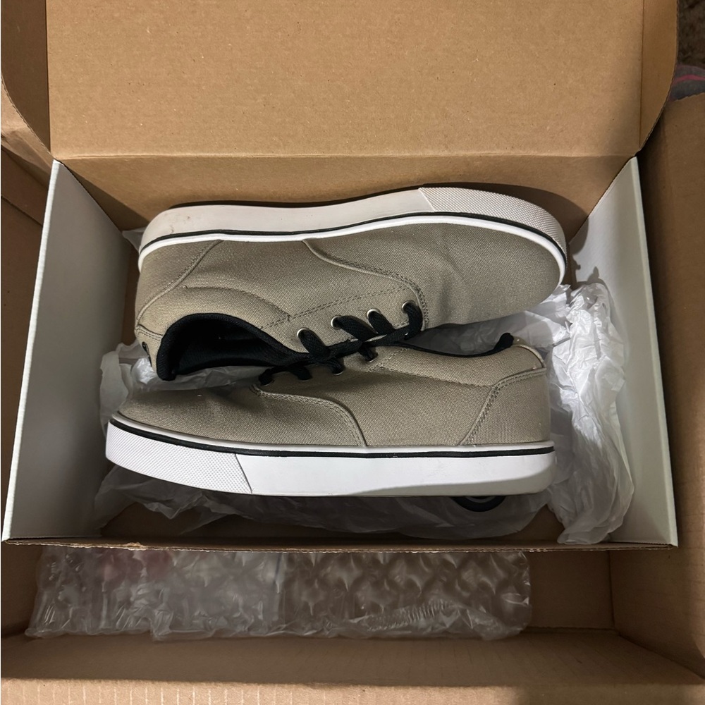 Heeleys Men's Tan Canvas Sneakers with wheels. GUC Size 9 or 42 Men’s